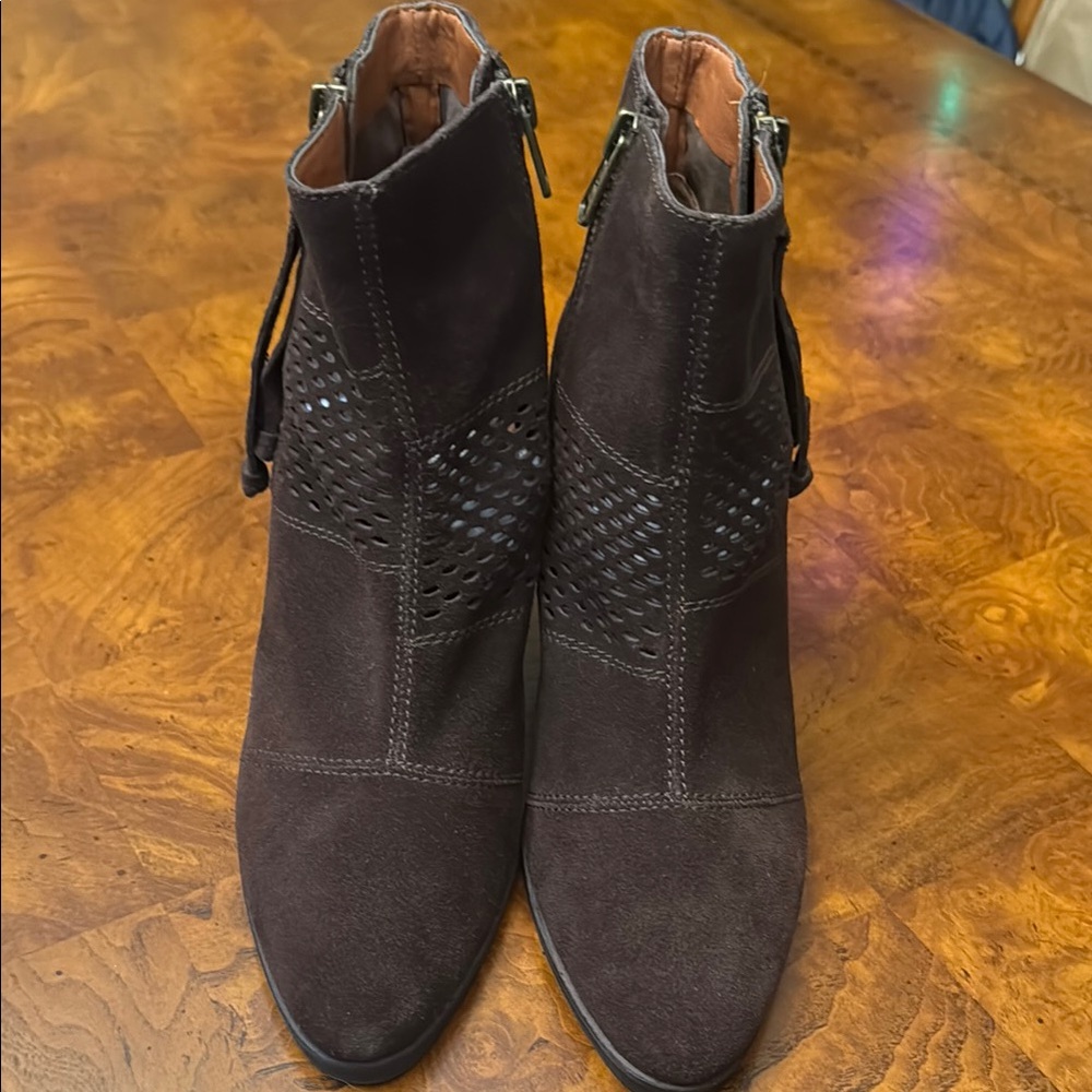 Lucky Brand brown suede Ankle Boots new. Size 7. Inside and outside zippers